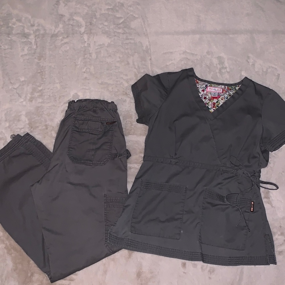 Koi scrub set in gray